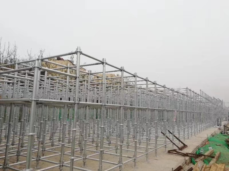 搭建腳手架橫向掃地桿與縱向掃地桿時，怎么設(shè)置好？ (圖1)